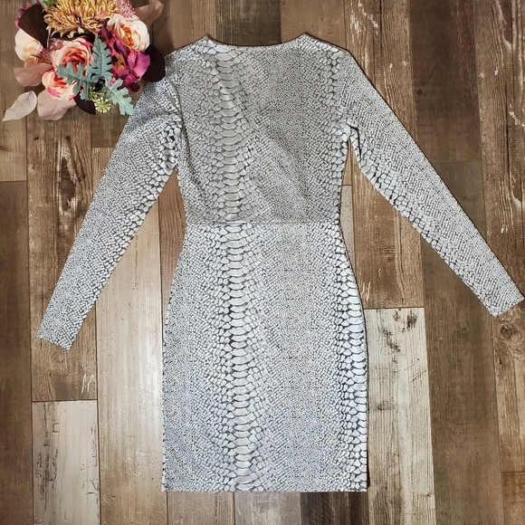 French Connection Silver V-Neck Snake Jacquard Wrap Dress Women's Size 0 NWOT - Picture 8 of 16